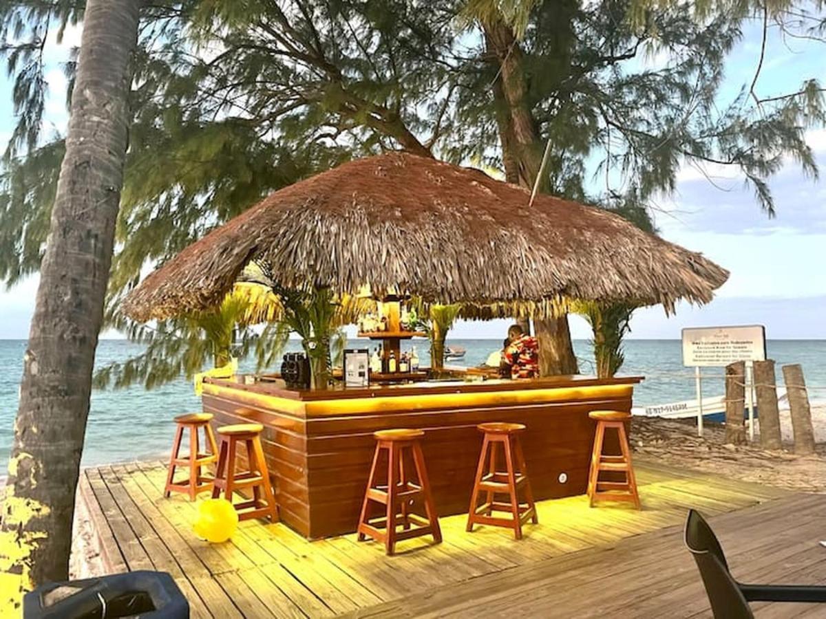 Chic Beachfront Apartment - Private Beach Access プンタ・カナ エクステリア 写真