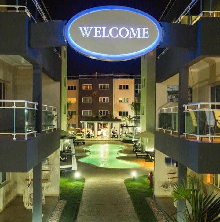Chic Beachfront Apartment - Private Beach Access プンタ・カナ エクステリア 写真